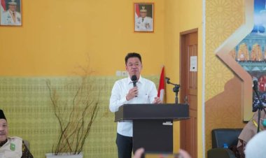 Bupati Rohil Sambut 369 Jemaah Haji Kloter BTH -08 yang Tiba di DHA Provinsi Riau