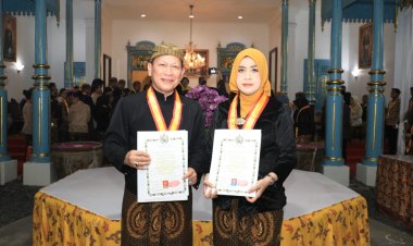 Pj Bupati Tulang Bawang dan Istri Dianugerahi Gelar oleh Keraton Kasunanan Surakarta Hadiningrat Saat Peringatan Malam Suro