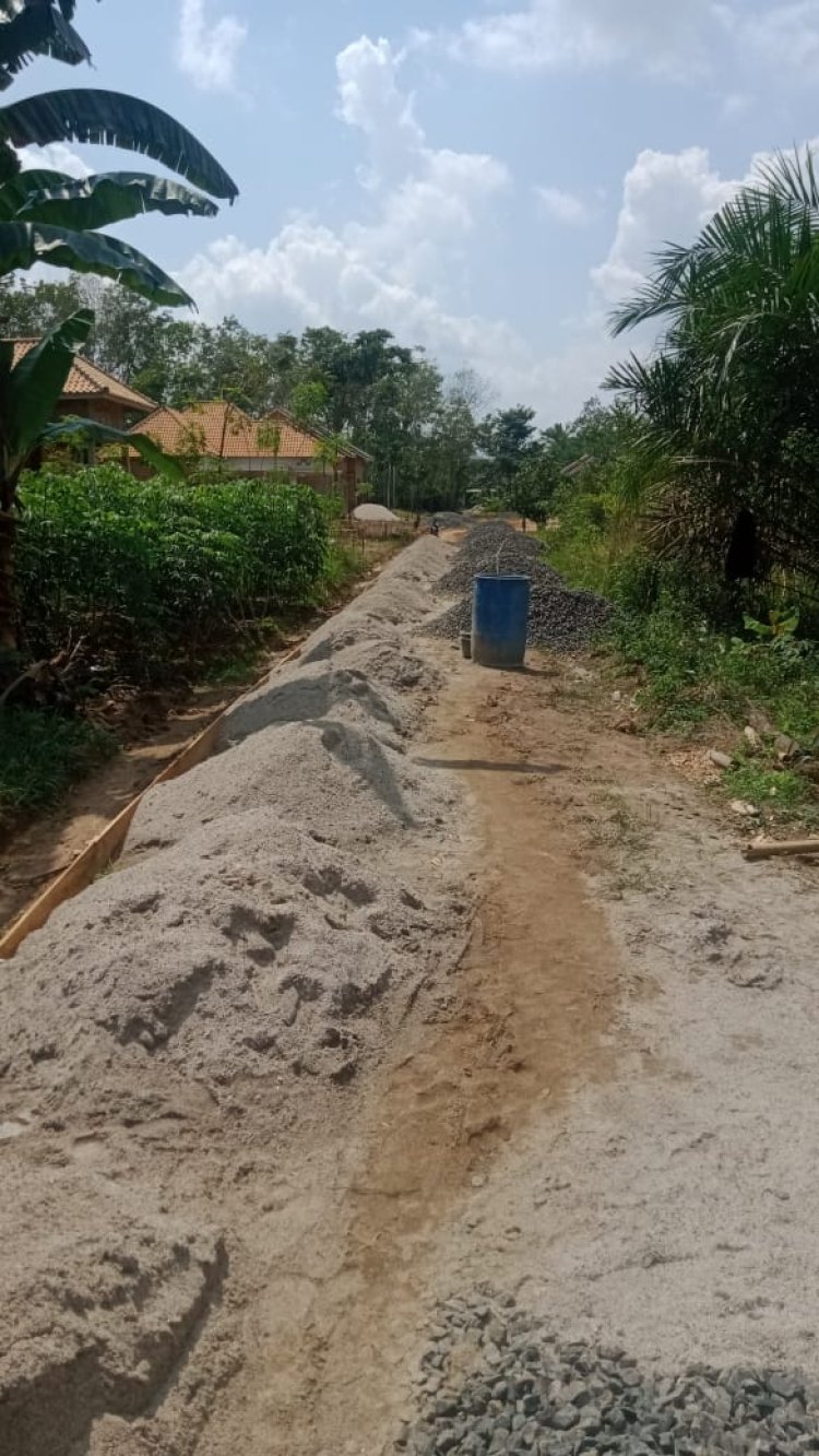 Pj Kampung Negara Ratu Marah Saat Wartawan Liput Pekejaan Rabat Beton