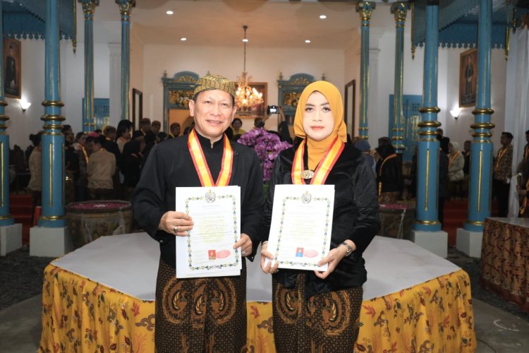 Pj Bupati Tulang Bawang dan Istri Dianugerahi Gelar oleh Keraton Kasunanan Surakarta Hadiningrat Saat Peringatan Malam Suro