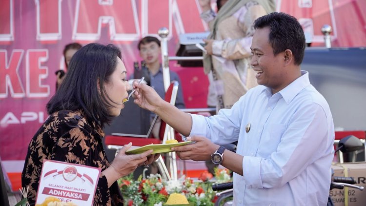 Hadiri Syukuran Hari Bhakti Adhyaksa ke-63 di Kejari, Wabup Rohil Lakukan Pemotongan Tumpeng