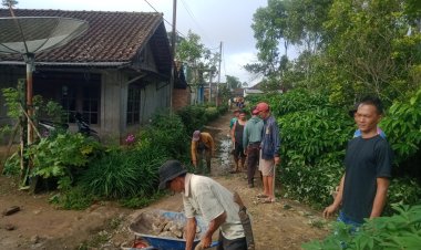 Pekon Tugu Mulya Bersama Aparat Pekon Laksanakan Gotong Royong Bersama Warga