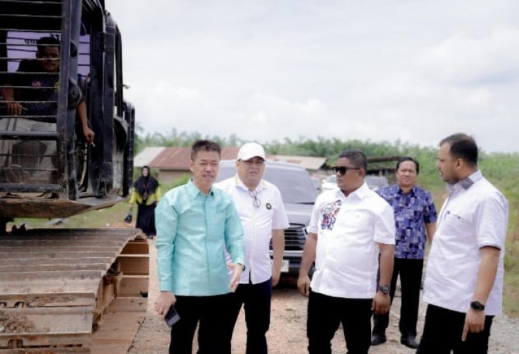 Tinjau Kondisi Jalan Lintas Pesisir dan Kubu, Bupati Rohil : Akan Segera Diperbaiki