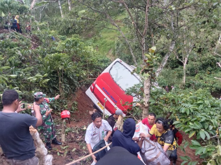 Diduga Rem Blong Mobil Ranau Indah Masuk Jurang Sedalam 50 Meter
