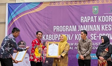 Bupati dan Kadiskes Rohil Terima Penghargaan UHC dari Gubernur Riau