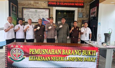 Kejaksaan Negeri Lampung Barat Musnahkan Barang Bukti, Narkotika, Sajam dan Handphone