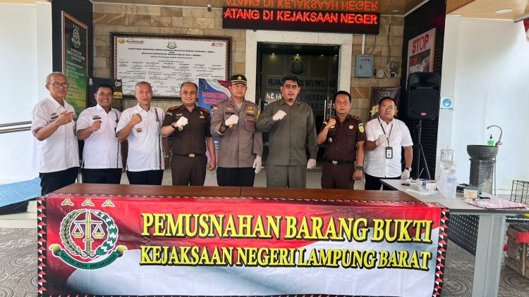Kejaksaan Negeri Lampung Barat Musnahkan Barang Bukti, Narkotika, Sajam dan Handphone