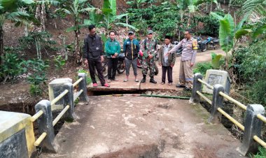 Polsek Sumber Jaya Lakukan Pengecekan Jembatan Amblas Akibat Curah Hujan Deras