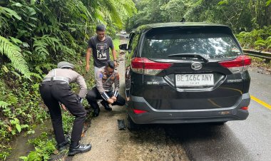 Peduli, Sat Lantas Polres Lampung Barat Bantu Pengemudi Roda Empat yang Pecah Ban