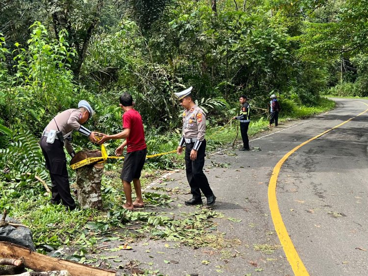 Satlantas Polres Lampung Barat, Pasang Warer Barier dan Polisi Line di Titik Rawan Longsor