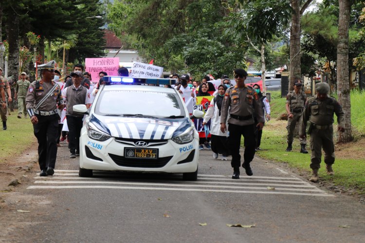 Polres Lampung Barat Kawal 500 Masa Aksi Damai Honorer R2 dan R3
