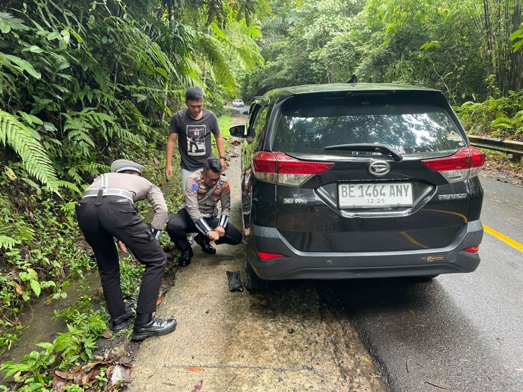 Peduli, Sat Lantas Polres Lampung Barat Bantu Pengemudi Roda Empat yang Pecah Ban