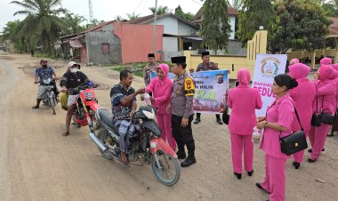 Polsek Kubu serta Bhayangkari, Bagi Takjil kepada Masyarakat
