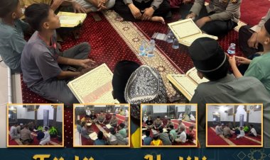 Polsek Pujud Tadarus Al-Qur'an Usai Tarawih, Momen Hangat dengan Warga
