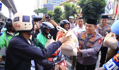 Masyarakat Antusias Saat Kapolri Turun Langsung Berbagi Takjil