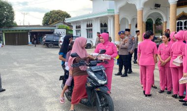 Polsek Bagan Sinembah Polres dan Mahasiswa Sinergi Bagikan Takjil Wujud Pelayanan pada Masyarakat