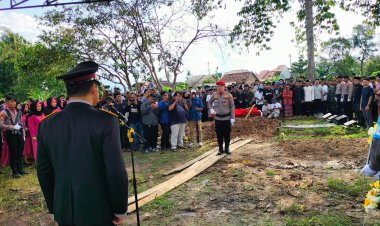 Proses Pemakaman AKP Anumerta Lusiyanto dan Aipda Anumerta Petrus Berlangsung Khidmat