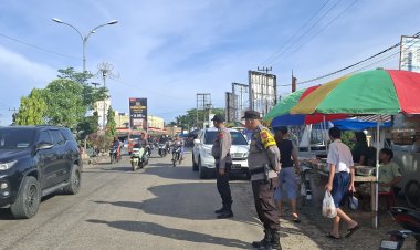 Polsek Bagan Sinembah Atur Lalin di Depan Pasar Tumpah