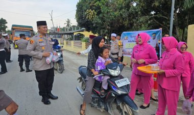 Polres Rohil Tunjukkan Kepedulian dengan Bagi Takjil, Update Ops Tertib Ramadhan LK 2025
