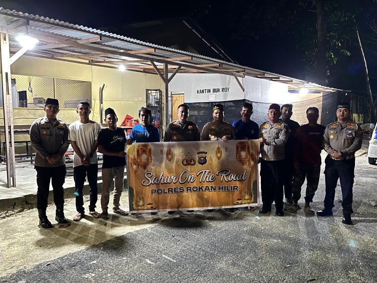 Kapolres Rohil Beserta PJU Sahur On The Road, Makan Bersama dengan Warga