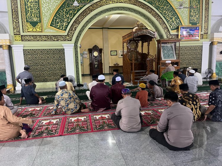 Safari Ramadhan H ke-8, Wakapolres Shalat Tarawih di Masjid Baiturrahim Kepenghuluan Cempedak Rahuk