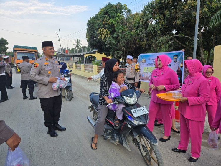Polres Rohil Tunjukkan Kepedulian dengan Bagi Takjil, Update Ops Tertib Ramadhan LK 2025