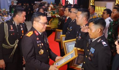 Kapolda Lampung Berikan Penghargaan kepada 4 Personel Unit Pol Satwa yang Ungkap Kasus Curanmor dan Narkoba
