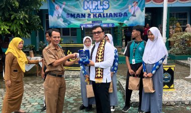 Kepala BNNK Lampung Selatan Jadi Pembina Apel Pagi dan Serahkan Penghargaan di SMAN 2 Kalianda