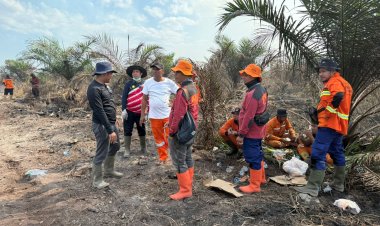 Camat Bangko Pusako Turun Langsung Padamkan Karhutla di Teluk Bano I, Warga Diimbau Waspada dan Tak Bakar Lahan
