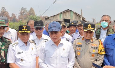 Kapolres Rohil Dampingi Menteri LH Tinjau dan Padamkan Karhutla di Kubu Babussalam