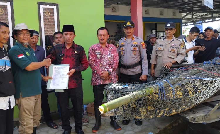 Kapolsek Semaka Dampingi Penyerahan Buaya Sepanjang 4,5 Meter di Sungai Semaka ke Tim BKSDA Lampung