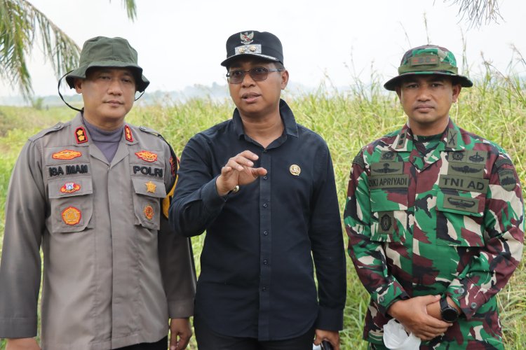 Kapolres Rohil Turun Langsung Padamkan Karhutla di Bangko Permata