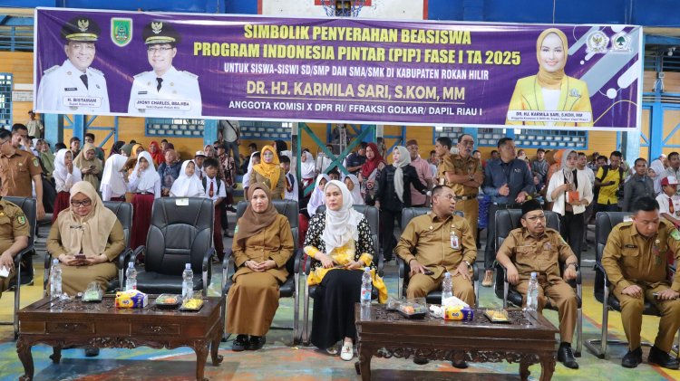 Anggota DPR RI, Serahkan 12.000 Beasiswa PIP Tahap Pertama di Rohil