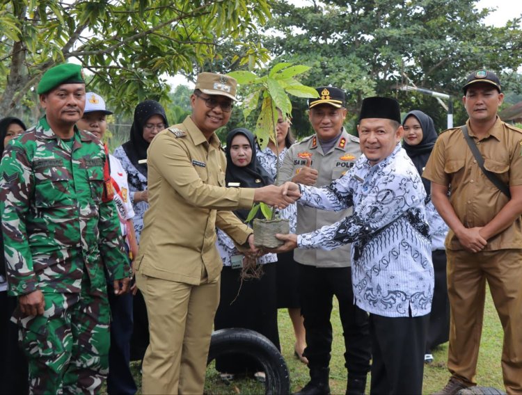 Wakil Bupati Rohil Dukung Program Green Policing di SMPN 6 Tanah Putih