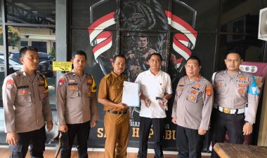 Kepala Desa Bumi Tinggi Serahkan Senpi Rakitan ke Polsek Bumi Agung