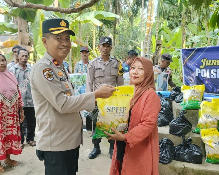 Pimpin Jumat Berkah dan Jumat Curhat di Lubuk Siam, Kapolsek Siak Hulu Salurkan Sembako bagi Janda dan Warga Kurang Mampu