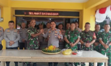 Perkuat Sinergitas, Danramil 06/Siak Hulu Beri Kejutan HUT Bhayangkara ke-80 di Mapolsek