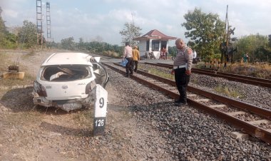 Polres Lampung Utara Olah TKP Kecelakaan Mobil Tertabrak Kereta Api di Sungkai Utara